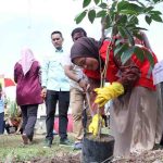 Ketua TP PKK Kota Palembang, Dewi Sastrani menanam pohon sebagai bagian dari gerakan hijau di Festival RRI, Jumat (5/9/2025). Foto: Kominfo Palembang.