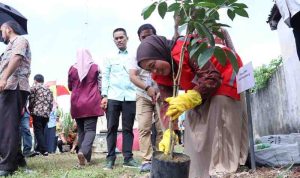 Ketua TP PKK Kota Palembang, Dewi Sastrani menanam pohon sebagai bagian dari gerakan hijau di Festival RRI, Jumat (5/9/2025). Foto: Kominfo Palembang.