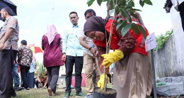 Ketua TP PKK Kota Palembang, Dewi Sastrani menanam pohon sebagai bagian dari gerakan hijau di Festival RRI, Jumat (5/9/2025). Foto: Kominfo Palembang.