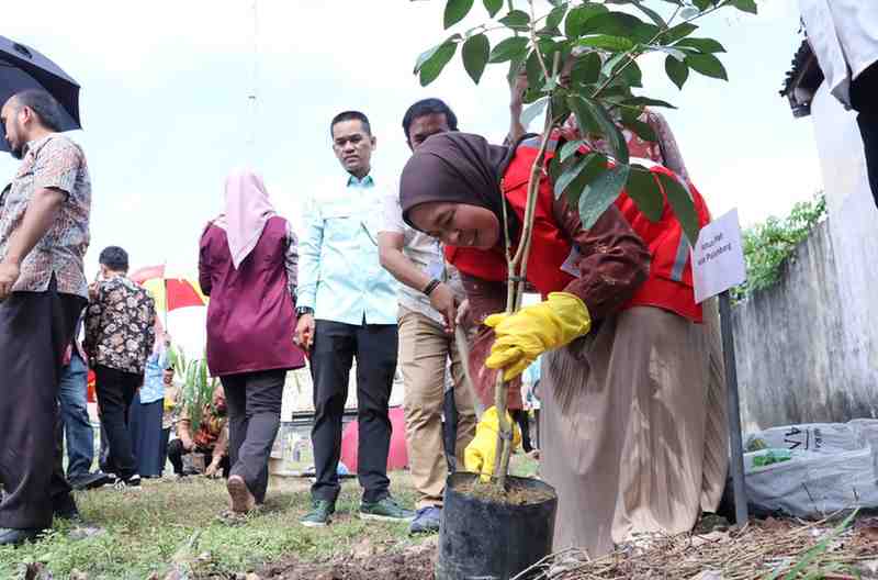 Ketua TP PKK Kota Palembang, Dewi Sastrani menanam pohon sebagai bagian dari gerakan hijau di Festival RRI, Jumat (5/9/2025). Foto: Kominfo Palembang.
