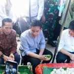 Wapres Gibran, Gubernur Sumsel Herman Deru, dan Walikota Palembang Ratu Dewa menikmati pempek tumpah di kawasan Pasar 16 Ilir Palembang, Kamis (25/9/2025). Foto: Kominfo Palembang.