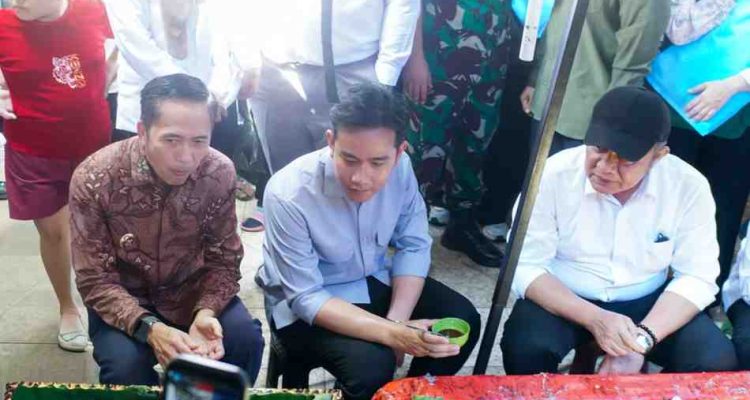 Wapres Gibran, Gubernur Sumsel Herman Deru, dan Walikota Palembang Ratu Dewa menikmati pempek tumpah di kawasan Pasar 16 Ilir Palembang, Kamis (25/9/2025). Foto: Kominfo Palembang.