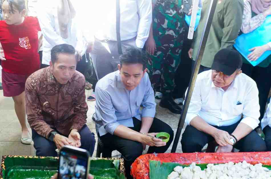 Wapres Gibran, Gubernur Sumsel Herman Deru, dan Walikota Palembang Ratu Dewa menikmati pempek tumpah di kawasan Pasar 16 Ilir Palembang, Kamis (25/9/2025). Foto: Kominfo Palembang.