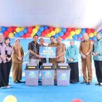 Ketua TP PKK Kota Palembang, Dewi Sastrani Ratu Dewa bersama Indomerat damm Pristian Flag memberikan bantuan pada balita dan ibu hamil, Selasa (30/9/2025). Foto: Kominfo Palembang.
