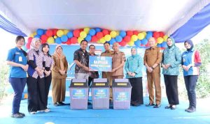Ketua TP PKK Kota Palembang, Dewi Sastrani Ratu Dewa bersama Indomerat damm Pristian Flag memberikan bantuan pada balita dan ibu hamil, Selasa (30/9/2025). Foto: Kominfo Palembang.