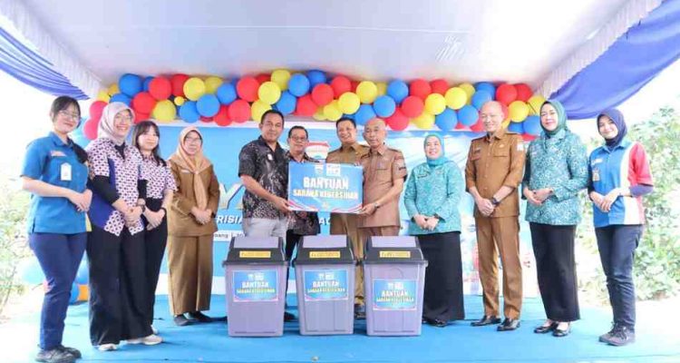 Ketua TP PKK Kota Palembang, Dewi Sastrani Ratu Dewa bersama Indomerat damm Pristian Flag memberikan bantuan pada balita dan ibu hamil, Selasa (30/9/2025). Foto: Kominfo Palembang.