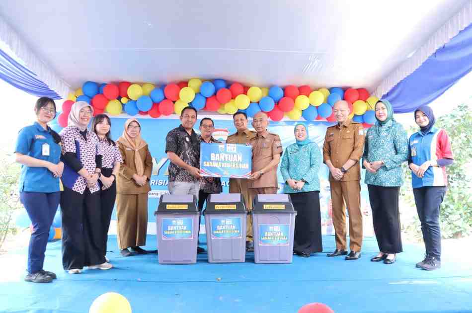 Ketua TP PKK Kota Palembang, Dewi Sastrani Ratu Dewa bersama Indomerat damm Pristian Flag memberikan bantuan pada balita dan ibu hamil, Selasa (30/9/2025). Foto: Kominfo Palembang.