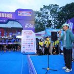 Walikota Palembang, Ratu Dewa melepas para peserta Indomaret Fun Run di JSC Palembang, Minggu (21/9/2025). Foto: Kominfo Palembang.