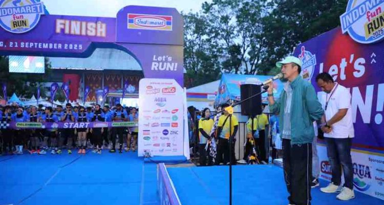 Walikota Palembang, Ratu Dewa melepas para peserta Indomaret Fun Run di JSC Palembang, Minggu (21/9/2025). Foto: Kominfo Palembang.