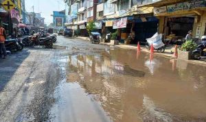 Salah satu titik jalan yang rusak di Palembang. Foto: Dok Sumselheadline.