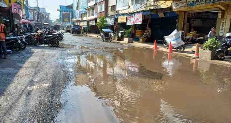 Salah satu titik jalan yang rusak di Palembang. Foto: Dok Sumselheadline.