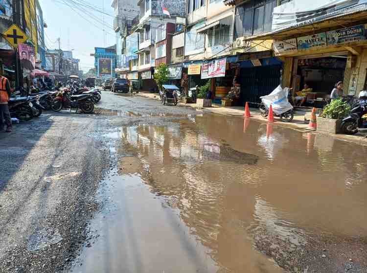 Salah satu titik jalan yang rusak di Palembang. Foto: Dok Sumselheadline.