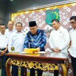 Bupati Muba, HM Toha dan Ketua Kamar Dagang dan Industri (Kadin) Sumatera Selatan, Affandi Uji menandtangani MoU Pengembangan Energi Serbarukan Berbasis Limbah Kelapa Sawit, Kamis (4/9/2025). Foto: Kominfo Muba.