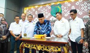 Bupati Muba, HM Toha dan Ketua Kamar Dagang dan Industri (Kadin) Sumatera Selatan, Affandi Uji menandtangani MoU Pengembangan Energi Serbarukan Berbasis Limbah Kelapa Sawit, Kamis (4/9/2025). Foto: Kominfo Muba.