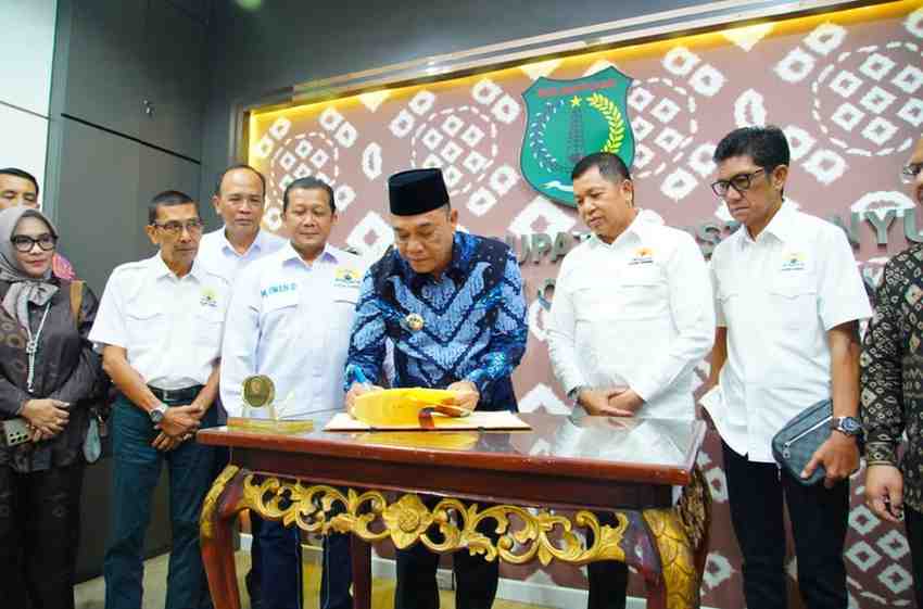 Bupati Muba, HM Toha dan Ketua Kamar Dagang dan Industri (Kadin) Sumatera Selatan, Affandi Uji menandtangani MoU Pengembangan Energi Serbarukan Berbasis Limbah Kelapa Sawit, Kamis (4/9/2025). Foto: Kominfo Muba.