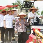 Gubernur Sumsel, Herman Deru mendampingi Kapolri Jenderal Polisi Listyo Sigit Prabowo, Menko Bidang Pangan Zulkifli Hasan, dan Ketua Komisi IV DPR RI Siti Hediati Soeharto panen raya jagung di OKU Timur,. Sabtu (27/9/2025). Foto: Humas Pemprov Sumsel.