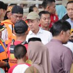 Walikota Palembang, Ratu Dewa bersama tim Basranas dan BPPD mendatangi rumah keluarga dua bocah yang tenggelam di Kertapati, Selasa (2/9/2025). Foto: Kominfo Palembang.