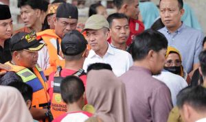 Walikota Palembang, Ratu Dewa bersama tim Basranas dan BPPD mendatangi rumah keluarga dua bocah yang tenggelam di Kertapati, Selasa (2/9/2025). Foto: Kominfo Palembang.