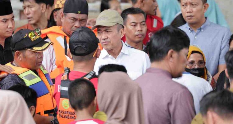 Walikota Palembang, Ratu Dewa bersama tim Basranas dan BPPD mendatangi rumah keluarga dua bocah yang tenggelam di Kertapati, Selasa (2/9/2025). Foto: Kominfo Palembang.
