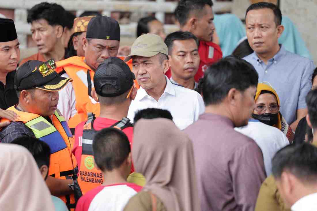 Walikota Palembang, Ratu Dewa bersama tim Basranas dan BPPD mendatangi rumah keluarga dua bocah yang tenggelam di Kertapati, Selasa (2/9/2025). Foto: Kominfo Palembang.