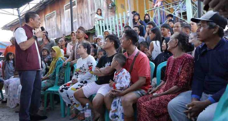 Wali Kota Palembang, Ratu Dewa saat menyapa warga korban kebakaran di Lorong Khotib, Kelurahan 35 Ilir, Kecamatan Ilir Barat II, Kamis (25/9/2025). Foto: Kominfo Palembang.