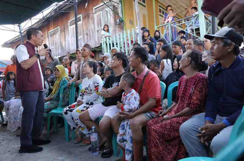 Wali Kota Palembang, Ratu Dewa saat menyapa warga korban kebakaran di Lorong Khotib, Kelurahan 35 Ilir, Kecamatan Ilir Barat II, Kamis (25/9/2025). Foto: Kominfo Palembang.