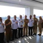 Kepala Lembaga Pemasyarakatan (Lapas) Kelas I Palembang, M Pithra Jaya Saragih bersama Kantor Wilayah Direktorat Jenderal Pemasyarakatan bersilatuurahim dengan Walikota Palembang, Ratu Dewa, Senin (8/9/2025). Foto: Kominfo Palembang.
