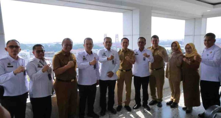 Kepala Lembaga Pemasyarakatan (Lapas) Kelas I Palembang, M Pithra Jaya Saragih bersama Kantor Wilayah Direktorat Jenderal Pemasyarakatan bersilatuurahim dengan Walikota Palembang, Ratu Dewa, Senin (8/9/2025). Foto: Kominfo Palembang.