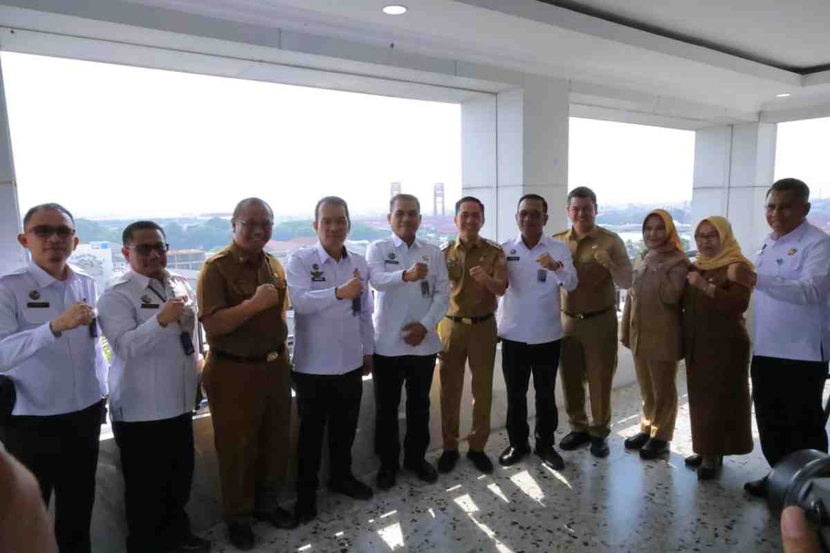 Kepala Lembaga Pemasyarakatan (Lapas) Kelas I Palembang, M Pithra Jaya Saragih bersama Kantor Wilayah Direktorat Jenderal Pemasyarakatan bersilatuurahim dengan Walikota Palembang, Ratu Dewa, Senin (8/9/2025). Foto: Kominfo Palembang.