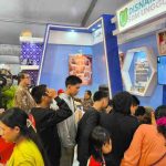 Para anak muda tampak melihat pengumuman loker di stan Disnakertrans pada Muba Expo, Selasa (30/9/2025). Foto: Kominfo Muba.
