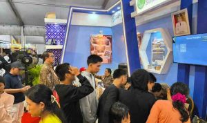 Para anak muda tampak melihat pengumuman loker di stan Disnakertrans pada Muba Expo, Selasa (30/9/2025). Foto: Kominfo Muba.