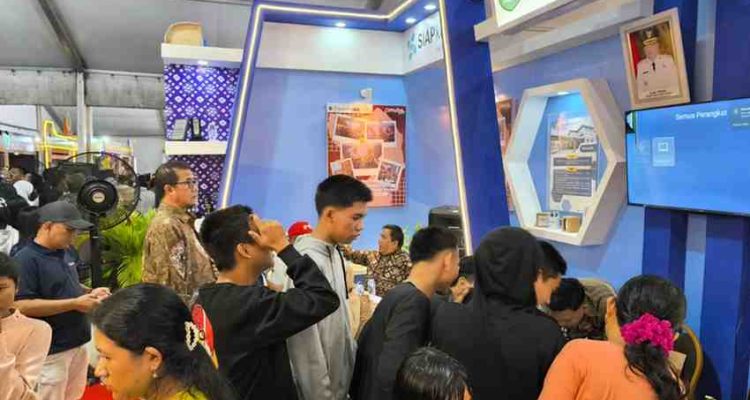 Para anak muda tampak melihat pengumuman loker di stan Disnakertrans pada Muba Expo, Selasa (30/9/2025). Foto: Kominfo Muba.
