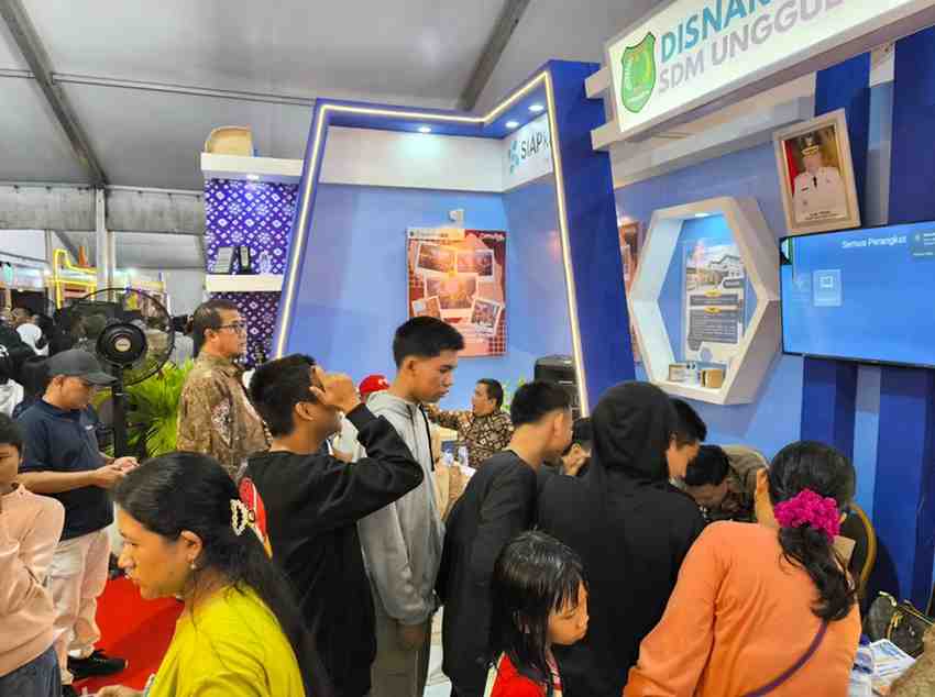 Para anak muda tampak melihat pengumuman loker di stan Disnakertrans pada Muba Expo, Selasa (30/9/2025). Foto: Kominfo Muba.