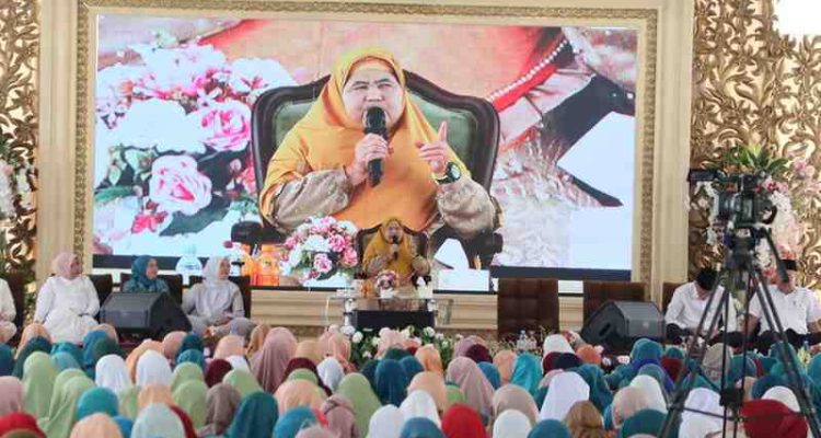 Ustazah kondang, Mama Dedeh memberikan tauziah pada acara peringatan Maulid Nabi Muhmmad SAW di Palembang, Jumat (26/9/2025). Foto: Kominfo Palembang.