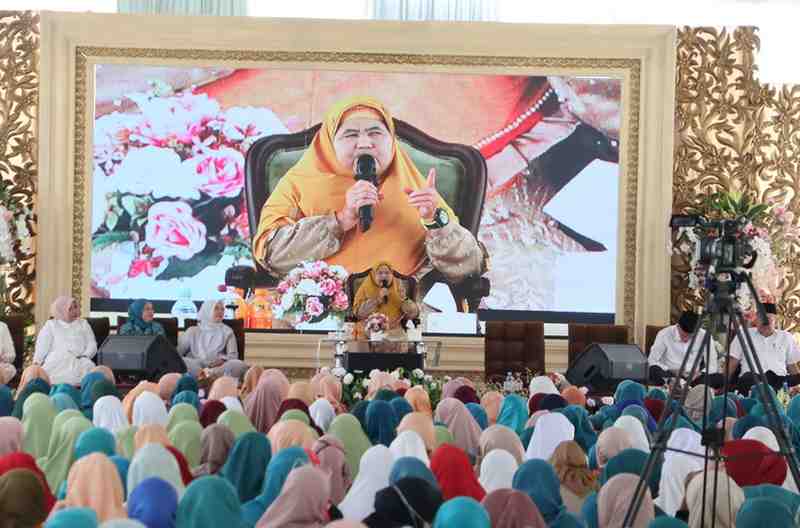 Ustazah kondang, Mama Dedeh memberikan tauziah pada acara peringatan Maulid Nabi Muhmmad SAW di Palembang, Jumat (26/9/2025). Foto: Kominfo Palembang.