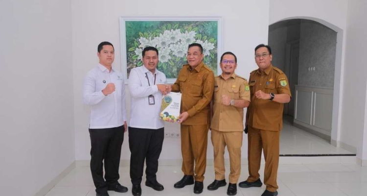 Bupati Muba, HM Toha menerima hasil data BPS , Selasa (9/9/2025). Foto: Kominfo Muba.