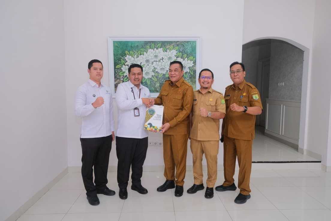Bupati Muba, HM Toha menerima hasil data BPS , Selasa (9/9/2025). Foto: Kominfo Muba.