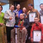 Wakil Bupati Musi Banyuasin, Kyai Rohman, menghadiri penganugerahan Rekor Museum Rekor-Dunia Indonesia (MURI) kepada Gerry Utama, mahasiswa asal Muba yang dinobatkan sebagai insan termuda dari Indonesia yang berhasil menjelajahi Benua Antartika. Acara digelar di Kantor MURI, Jakarta Utara, Senin (22/9/2025). Foto: Kominfo Muba.