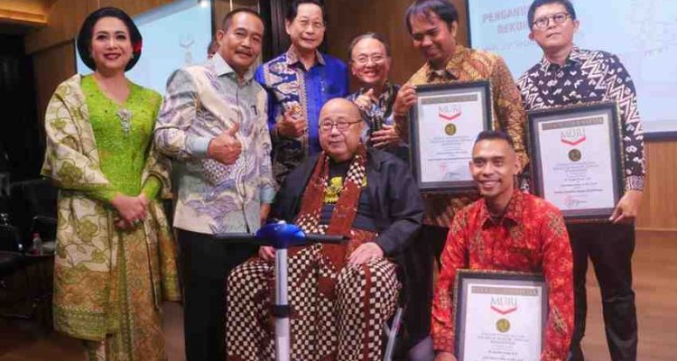 Wakil Bupati Musi Banyuasin, Kyai Rohman, menghadiri penganugerahan Rekor Museum Rekor-Dunia Indonesia (MURI) kepada Gerry Utama, mahasiswa asal Muba yang dinobatkan sebagai insan termuda dari Indonesia yang berhasil menjelajahi Benua Antartika. Acara digelar di Kantor MURI, Jakarta Utara, Senin (22/9/2025). Foto: Kominfo Muba.