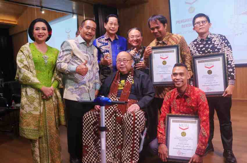 Wakil Bupati Musi Banyuasin, Kyai Rohman, menghadiri penganugerahan Rekor Museum Rekor-Dunia Indonesia (MURI) kepada Gerry Utama, mahasiswa asal Muba yang dinobatkan sebagai insan termuda dari Indonesia yang berhasil menjelajahi Benua Antartika. Acara digelar di Kantor MURI, Jakarta Utara, Senin (22/9/2025). Foto: Kominfo Muba.