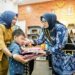 Bunda Literasi Kabupaten Musi Banyuasin Hj Patimah Toha memberikan hadiah kepada salah seorang murid dalam lomba membaca nyaring, Selasa (2/9/2025). Foto: Komininfo Muba.