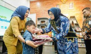 Bunda Literasi Kabupaten Musi Banyuasin Hj Patimah Toha memberikan hadiah kepada salah seorang murid dalam lomba membaca nyaring, Selasa (2/9/2025). Foto: Komininfo Muba.