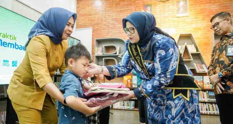 Bunda Literasi Kabupaten Musi Banyuasin Hj Patimah Toha memberikan hadiah kepada salah seorang murid dalam lomba membaca nyaring, Selasa (2/9/2025). Foto: Komininfo Muba.