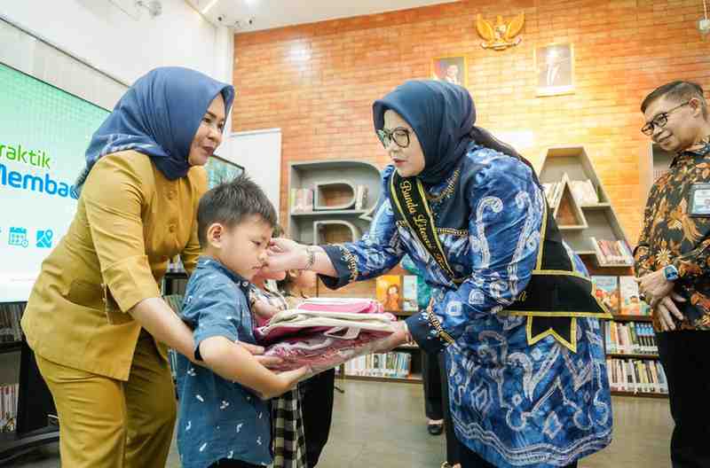 Bunda Literasi Kabupaten Musi Banyuasin Hj Patimah Toha memberikan hadiah kepada salah seorang murid dalam lomba membaca nyaring, Selasa (2/9/2025). Foto: Komininfo Muba.