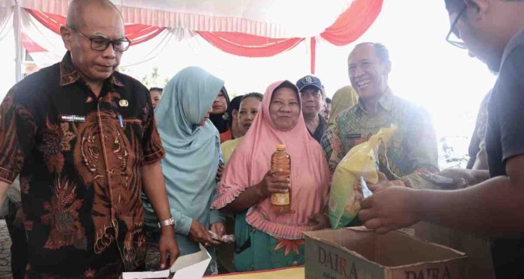 Suasana pasar murah di halaman kantor Camat, Sekayu, Kamis (18/9/2025). Foto: Kominfo Muba.