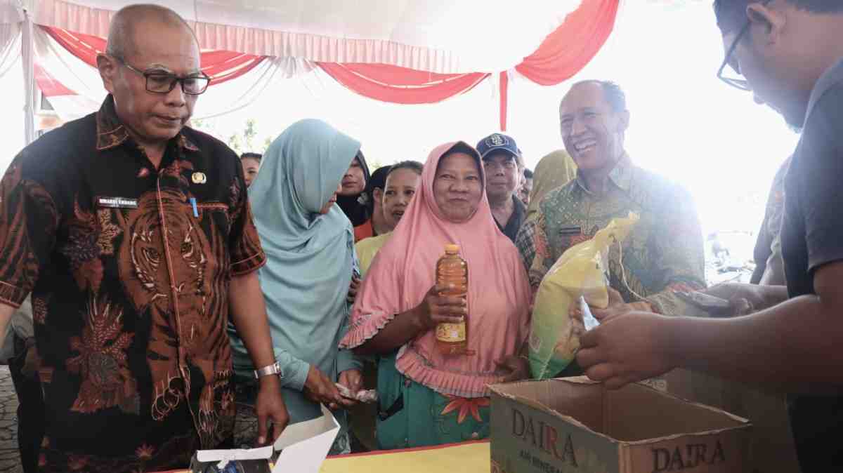 Suasana pasar murah di halaman kantor Camat, Sekayu, Kamis (18/9/2025). Foto: Kominfo Muba.