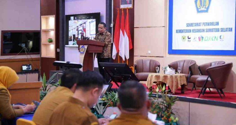 Asisten III Setda Kota Palembang, Akhmad Bastari, menghadiri kegiatan Asistensi Pengenalan Tarif PBB-P2, Assessment Ratio, dan Tarif untuk Lahan Produksi Pangan dan Ternak yang digelar di Aula Gedung Keuangan Negara, Palembang, Selasa (23/9/2025). Foto: Kominfo Palembang.