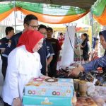 Ketua TP PKK Palembang, Dewi Sastrani melihat langsung pasar murah Karang Taruna di halaman Kantor Camat Ilir timur 1 Palembang. Foto: Kominfo Palembang.