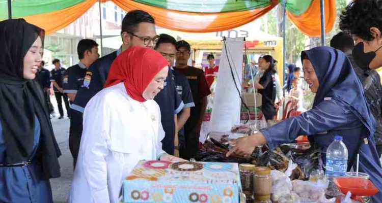 Ketua TP PKK Palembang, Dewi Sastrani melihat langsung pasar murah Karang Taruna di halaman Kantor Camat Ilir timur 1 Palembang. Foto: Kominfo Palembang.