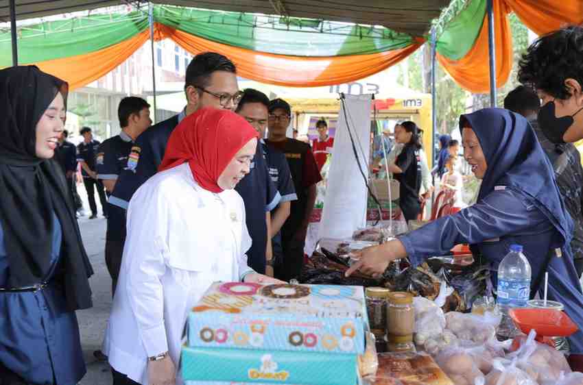 Ketua TP PKK Palembang, Dewi Sastrani melihat langsung pasar murah Karang Taruna di halaman Kantor Camat Ilir timur 1 Palembang. Foto: Kominfo Palembang.